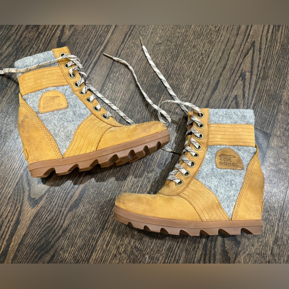 Sorel • LEXIE Wedge Felt Waterproof Ankle Boot in Camel (8) - Picture 2 of 9